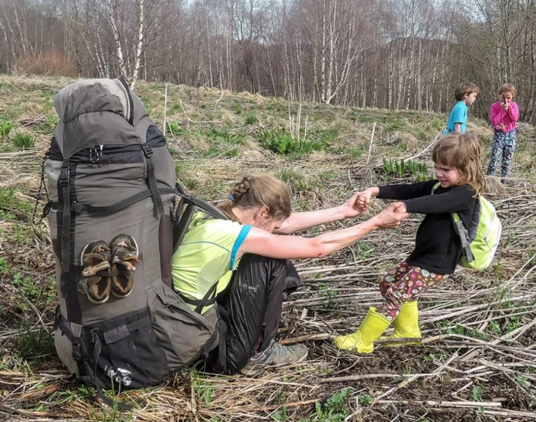 Файл:Одягання рюкзаку.jpg
